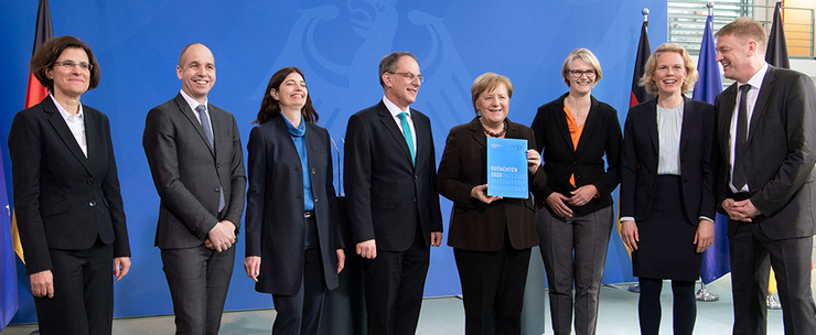 Überreichung des EFI Gutachtens an Angela Merkel