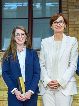 Prof. Ariel Dora Stern (links) und Bundesforschungsministerin Bettina Stark-Watzinger