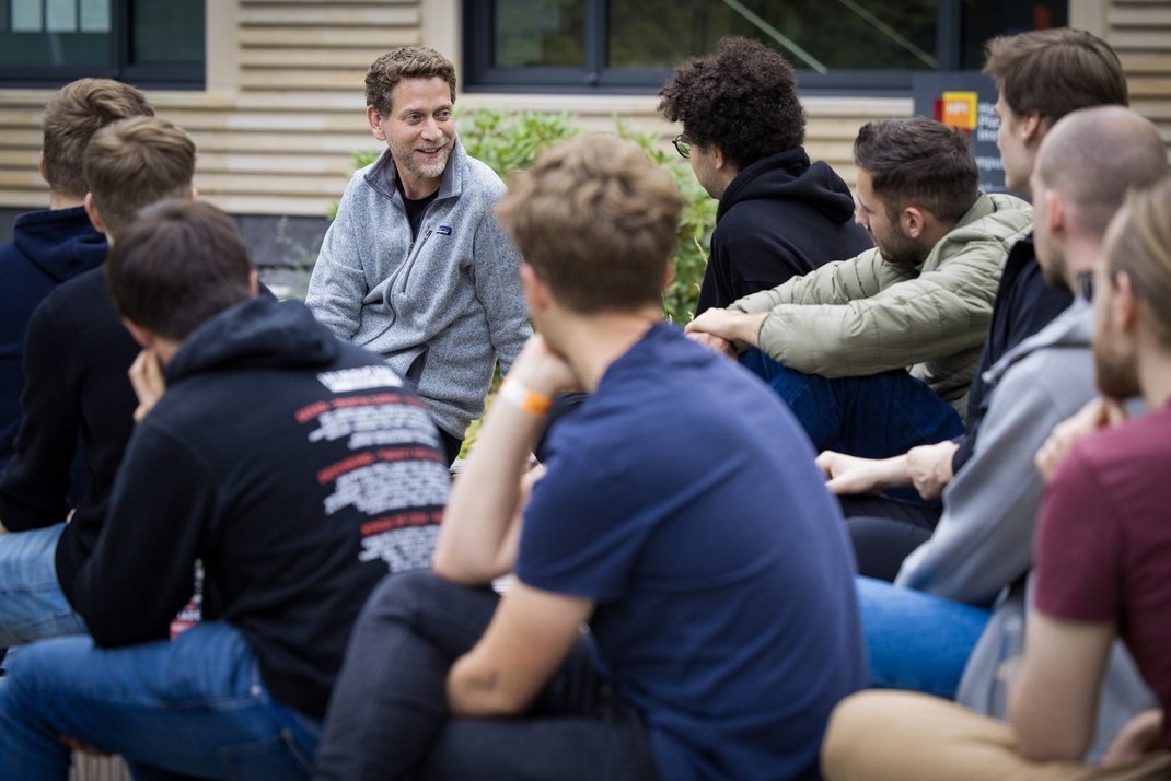 Participants studying together at the HPI School of Entrepreneurship 