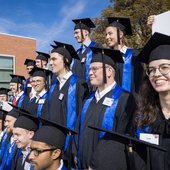 HPI Graduierende im Talar bei Gruppenfoto