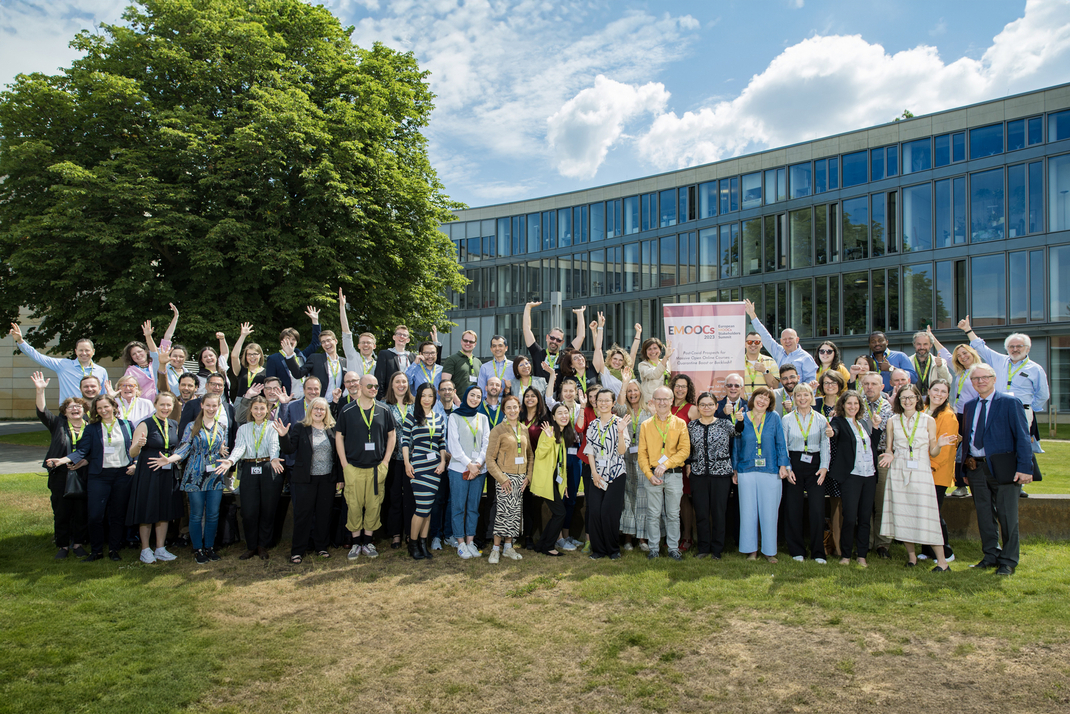Gruppenfoto der rund 100 Gäste der EMOOCs 2023 auf dem Gelände des HPI