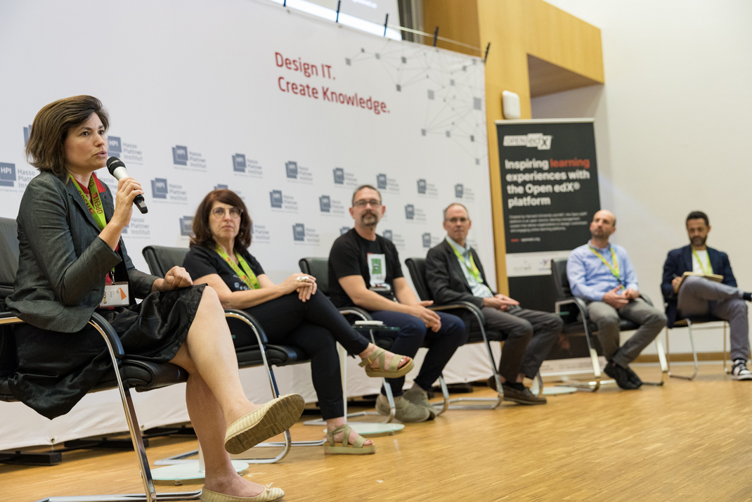 Fachleute aus Wissenschaft, Wirtschaft und Politik diskutieren auf der Tagung in gemeinsamer Runde übere Forschungsergebnisse und Zukunftstrends