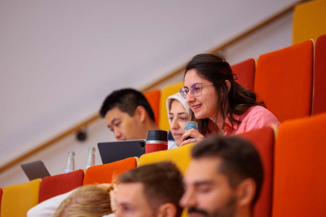 Fachleute des HPI und des MIT verfolgen vom Auditorium aus den Vorträgen