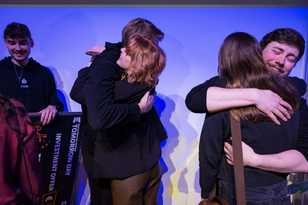 Participants of the HPI Tomorrow Day 2023 are hugging each other.