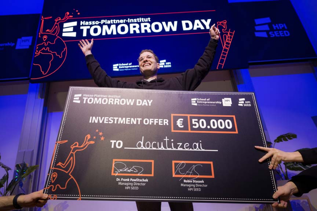 The startup team "docutize.ai" is presenting its its investment offer of €50,000.