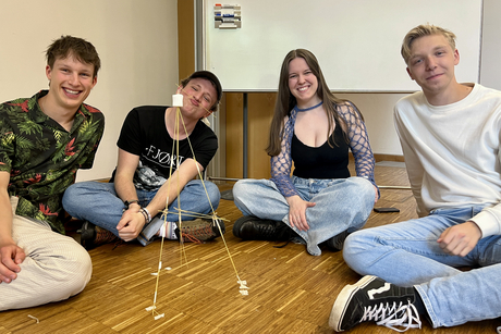 Das Foto zeigt eines der Teams mit ihrem Turm aus Spaghetti und einem Marshmallow auf der Spitze. Foto: Vincent, Gabriel, Paula, Leander (von links)