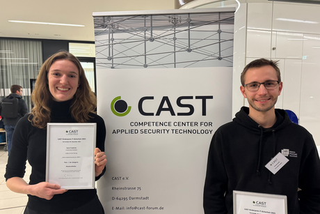 Die beiden HPI-Masterabsolvent:innen Karla Friedrichs und Konrad Hanff halten ihre Urkunden in den Händen. Im Hintergrund ist ein Banner des CAST e.C