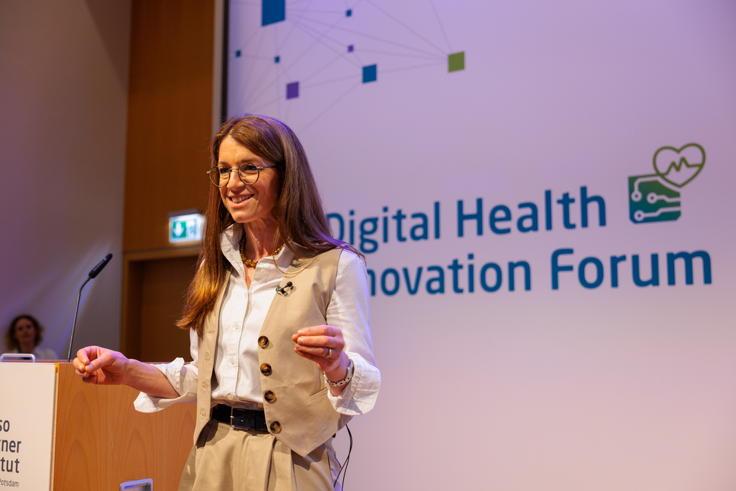 HPI-Professorin Ariel Dora Stern spricht beim Digital Health Innovation Forum