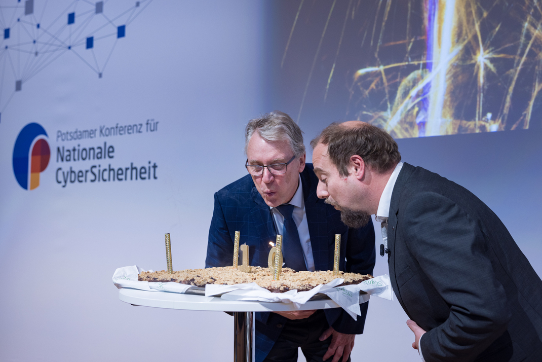 Zur Feier der 10. Konferenz für Nationale Cybersicherheit in Potsdam wird die Konferenz mit einem Kuchen eröffnet