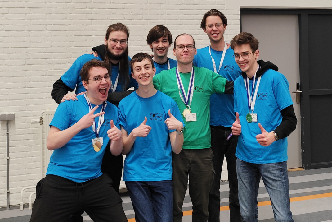 Die HPI-Studenten Tobias Röhr, Lukas Hagen, Konrad Letz, Till Bergmann, Simon Cyrani und Marius Dörbandt posieren mit einer weiteren Person für ein fröhliches Gruppenfoto