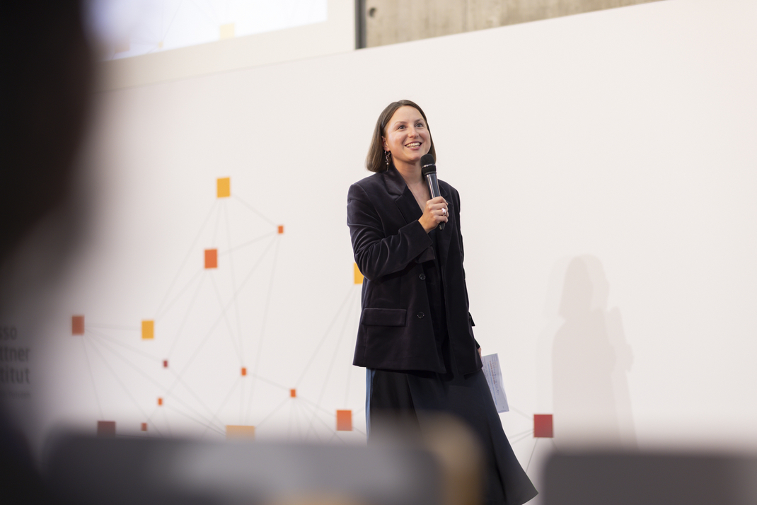 HPI alumna Catarina Mandel during her speech