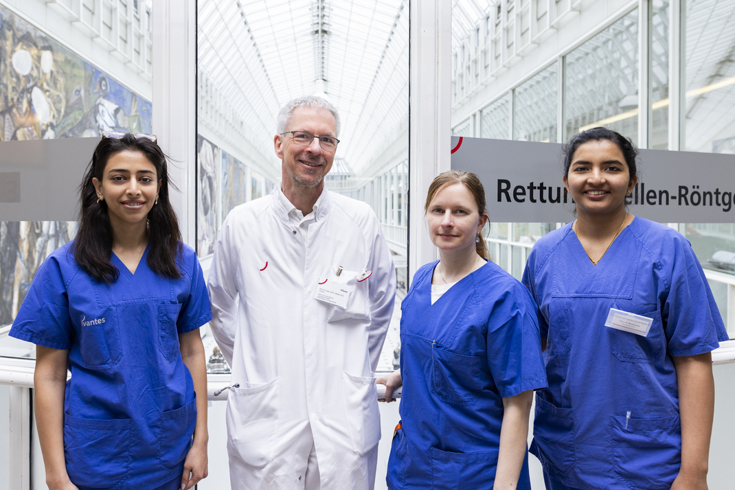 The team at the Clinic for Internal Medicine - Gastroenterology, Diabetology and Hepatology: HPI Master's student Eva Habib, Head Physician Prof. Dr. Ulrich Böcker, Head of Nursing Sylvia Ressler and HPI Master's student Sharmy Ann James (from left to right)