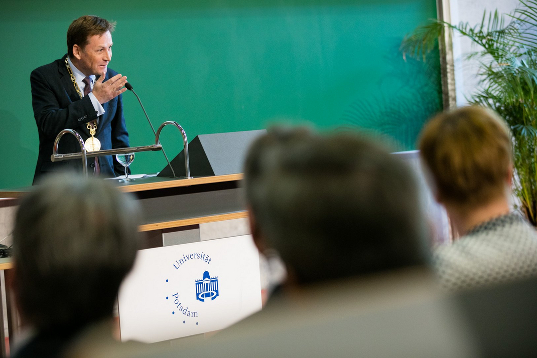 University President Oliver Günther at the opening speech of the Digital Engineering Faculty.