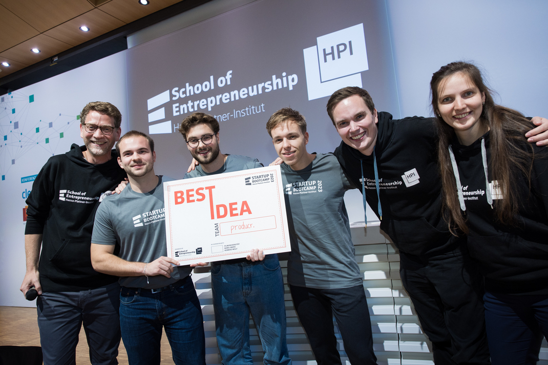 Das Team "Producr" nimmt den Best Idea Preis der School of Entrepeneurship entgegen