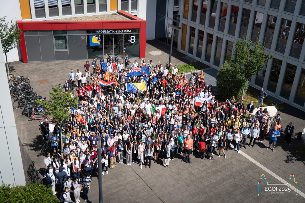 Ein großes Gruppenfoto der Teilnehmerinnen und Organisator*innen der EGOI in der Draufsicht.