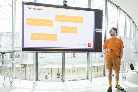HPI Dozent für Mathematik I und II Timo Kötzing hält eine Präsentation