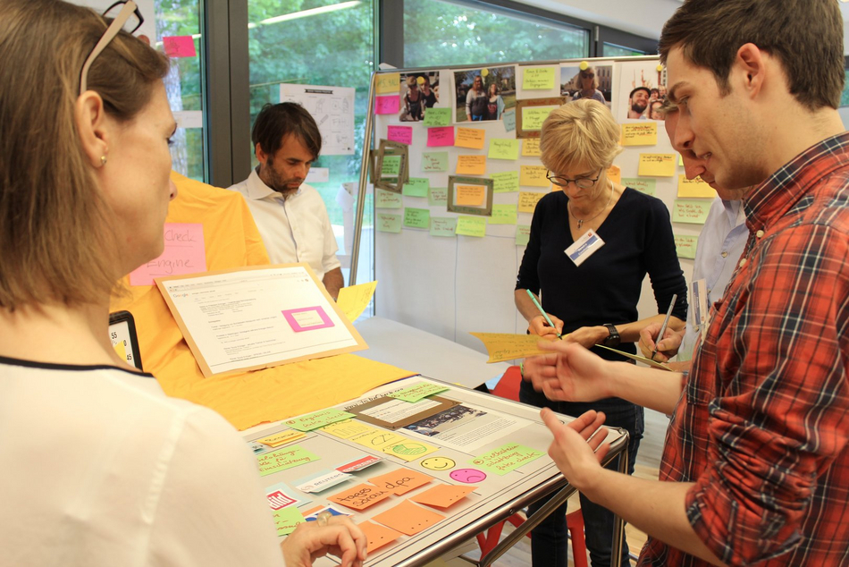 Participants at an HPI d-school workshop