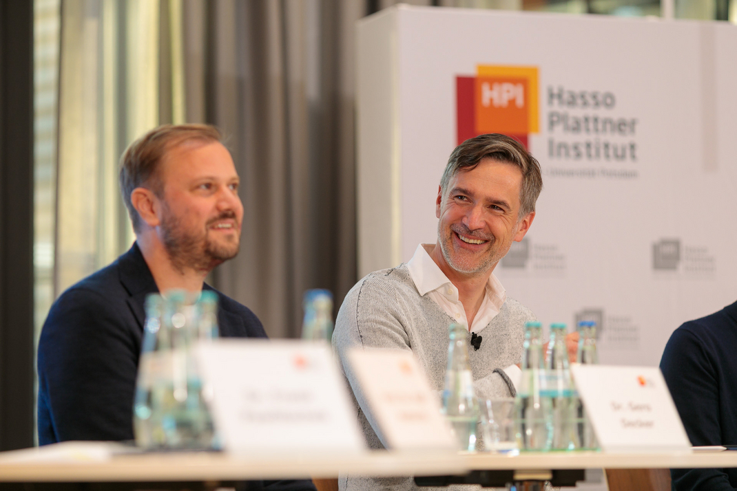 Dr. Gero Decker and Dr. Rouven Westphal in conversation at the Podeum
