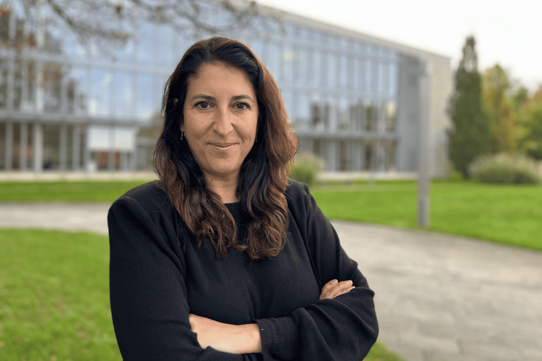 Photo of the Faculty Manager of the Digital Engineering Faculty Hülya Kerschkewicz on the HPI campus