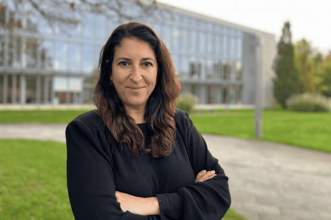 Foto der Managerin der Fakultätsmanagerin die Digital Engineering Fakultät Hülya Kerschkewicz auf dem HPI Kampus