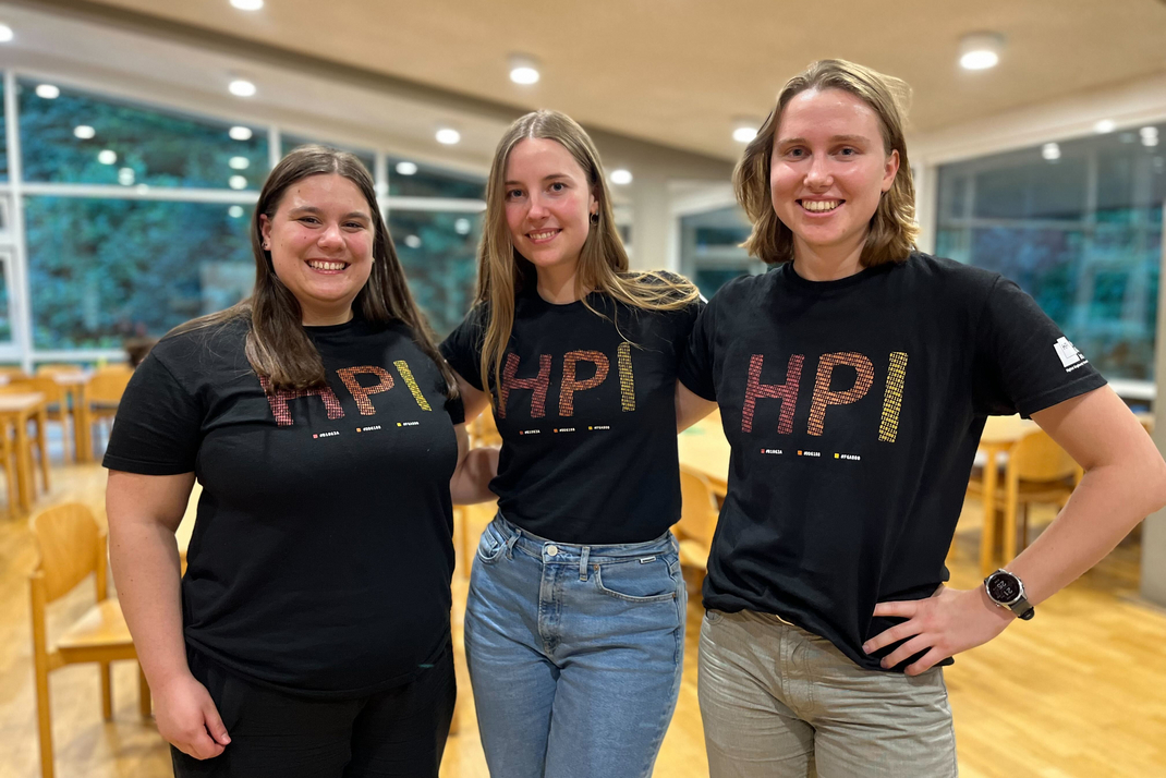 Drei Teilnehmerinnen der EGOI präsentieren sich im HPI-Shirt.