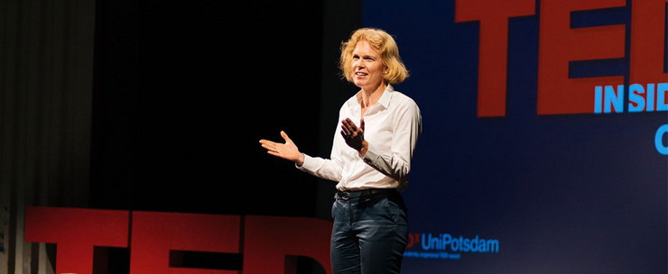 HPI-Prof. Katharina Hölzle beim TEDx-Event „Inside Out“ 