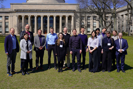 Ein Gruppenfoto der Workshop-Teilnehmenden John Ochsendorf (MIT), Maria Yang (MIT), Ralf Herbrich (HPI), Christian Dörr (HPI), Bernhard Renard (HPI), Melania Nowicka (HPI), Marcus Kölling (HPI) Jakub Bartoszewicz (HPI), Moritz Matthey (HPF), Jillian Kwong (MIT), Gerard de Melo (HPI), Roi Salgueiro-Barrio (MIT), Julia von Thienen (HPI), Holly McKee (HPI), Bruce Hecht (MIT) (v.l.n.r.)