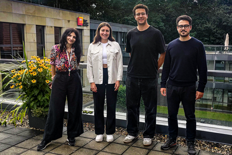 HPI-Postdoktorandin Catrinel (links) mit ihrem Team auf dem Campus