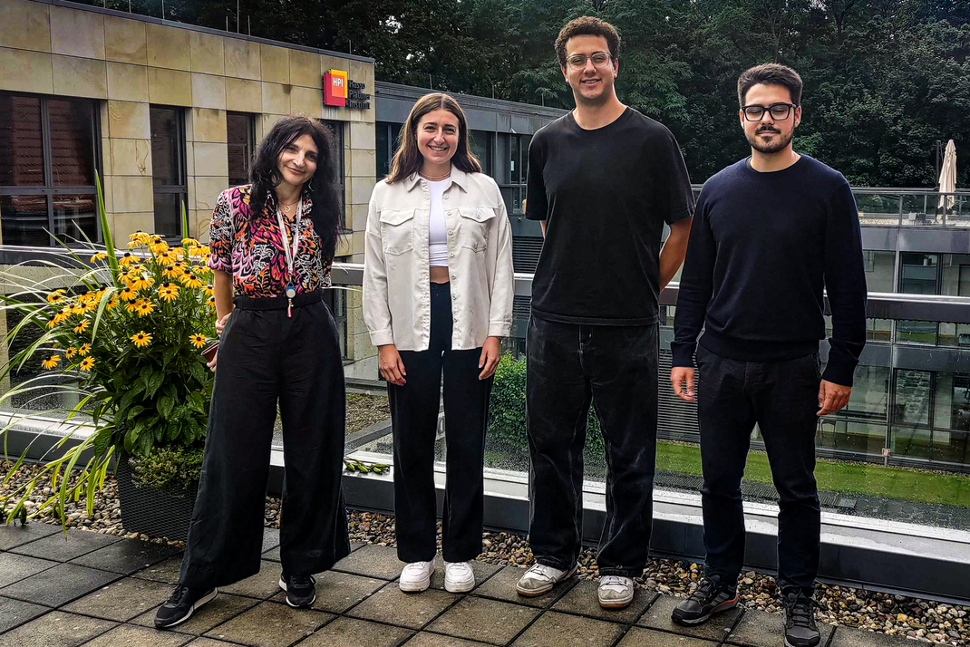 HPI-Postdoktorandin Catrinel (links) mit ihrem Team auf dem Campus
