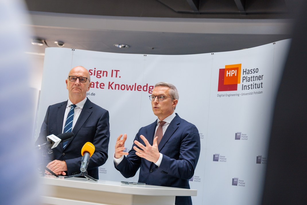 Brandenburgs Ministerpräsident Dr. Dietmar Woidke (links) und Bundesdigitalminister Dr. Karsten Wildberger bei der Pressekonferenz am Hasso-Plattner-Institut