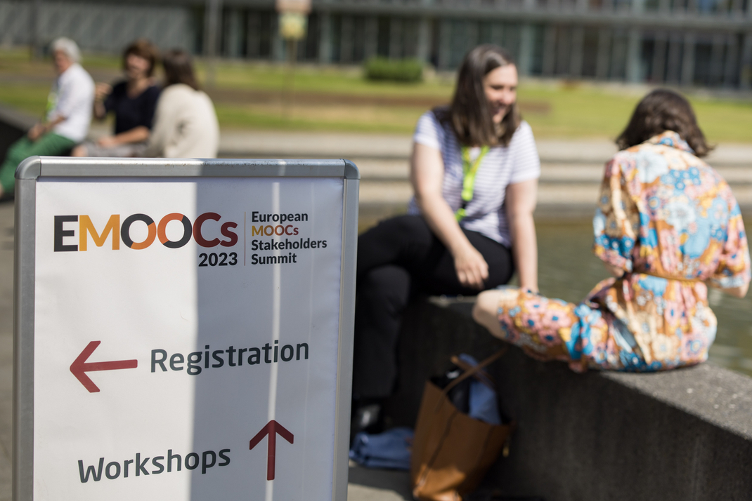 Gäste der EMOOCs 2023 unterhalten sich miteinander