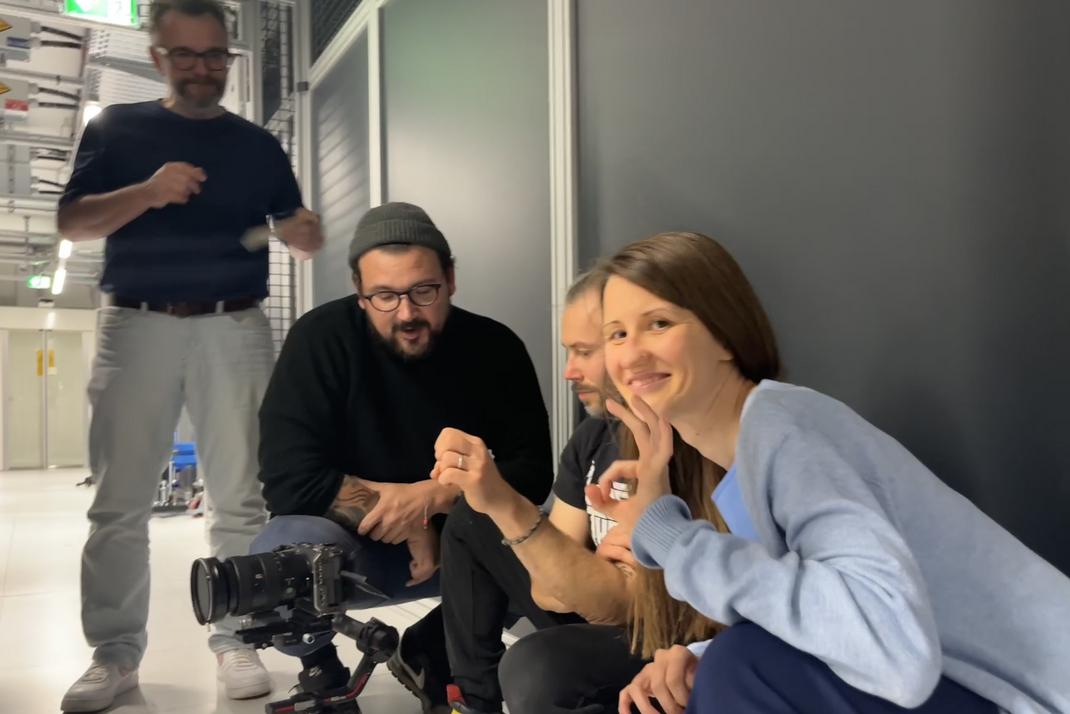 Das Kamerateam sieht sich Aufnahmen an. Sandra Wachter gibt ihr OK.