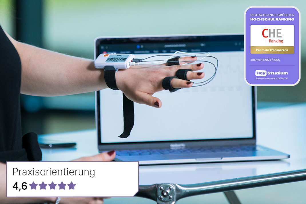 Das Bild zeigt die mit Sensoren ausgestatte Hand einer Studentin vor einem Laptop. In der oberen rechten Bildecke befindet sich ein lilafarbenes Siegel des aktuellen CHE-Masterrankings. Am unteren Bildrand befindet sich ein Balken mit der Bewertung des HPI in der Kategorie "Praxisorientierung" (4,6 von 5 Sternen).