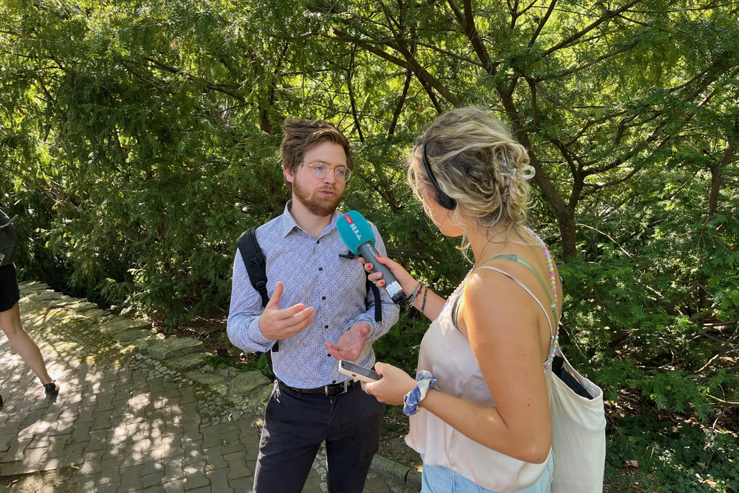 HPI-Doktorand Maximilian Schall wird im Berliner Zoo interviewt