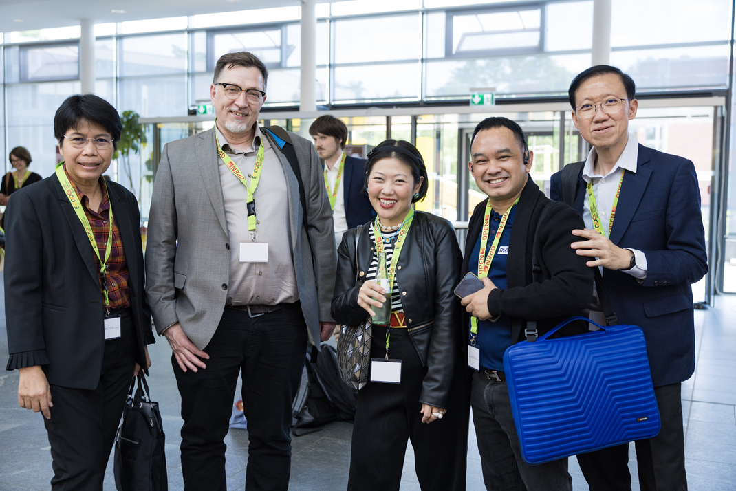 Gruppenfoto von Gästen der EMOOCs 2023
