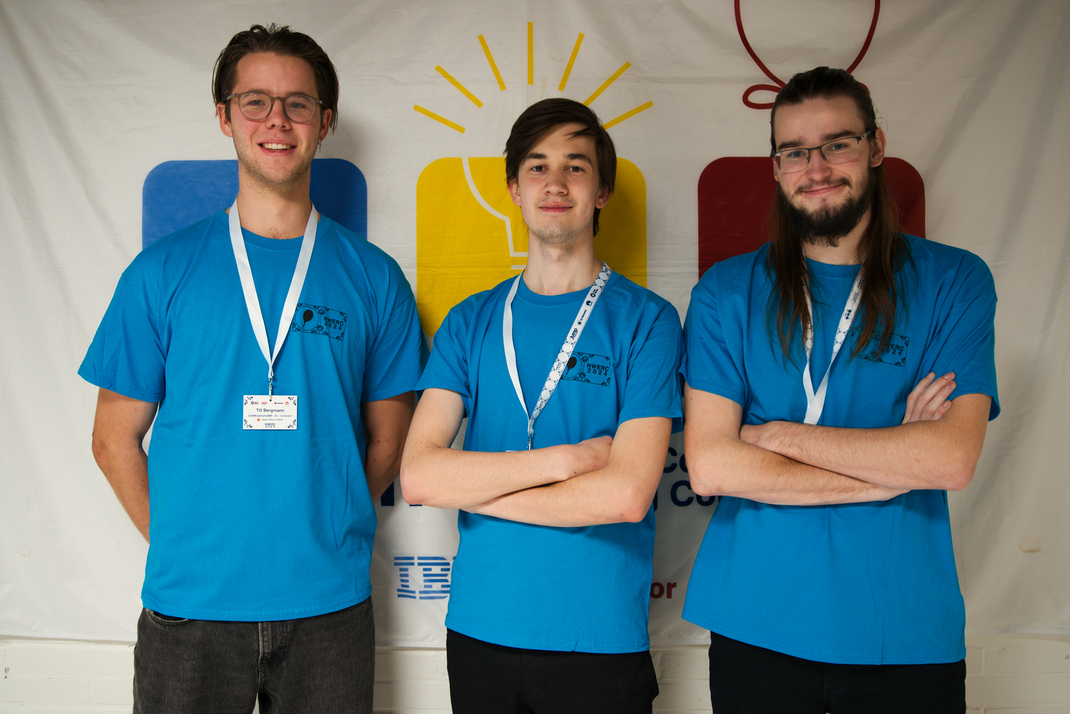 Ein Gruppenfoto der HPI-Studenten Till Bergmann, Simon Cyrani und Marius Dörbandt