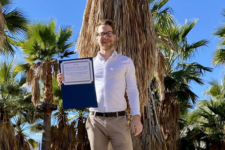 HPI PhD student Bjarne Pfitzner proudly presents his Best Student Paper Award