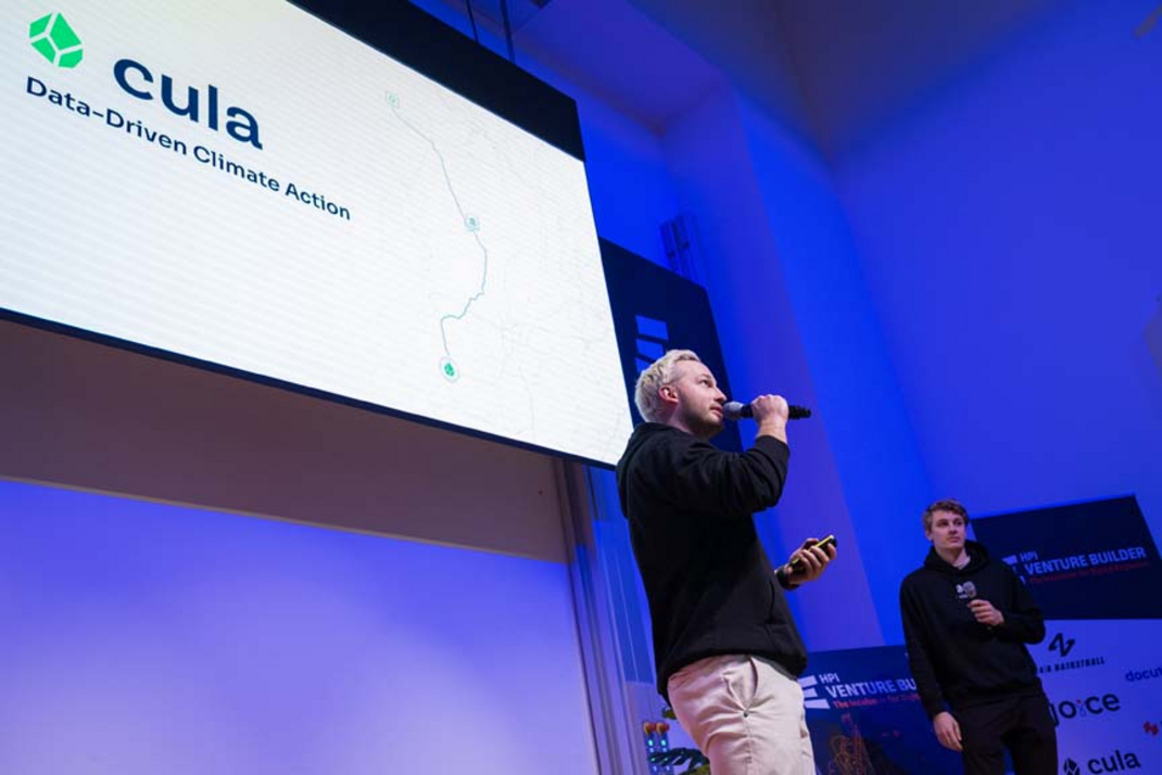 The startup team "cula technologies" is being presented on stage.