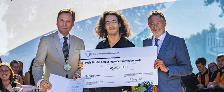 Günther and Jakobs present prize to Lopes