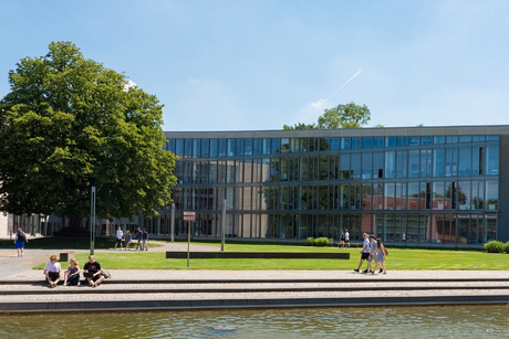 Exterior view of the HPI campus in summer