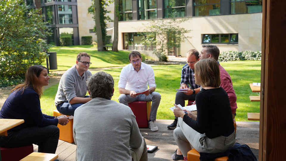 Gruppe lernt auf dem HPI Campus