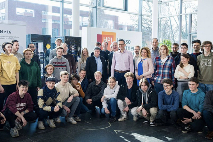 Ein Gruppenfoto im Eingangsbereich eines der HPI-Gebäude