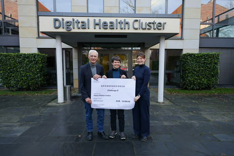 Klaus Eberhard (Zverev Foundation), diabetes consultant Ulrike Thurm, and HPI professor Katharina Braune (from left to right) present the donation check in front of the HPI Digital Health Cluster building.
