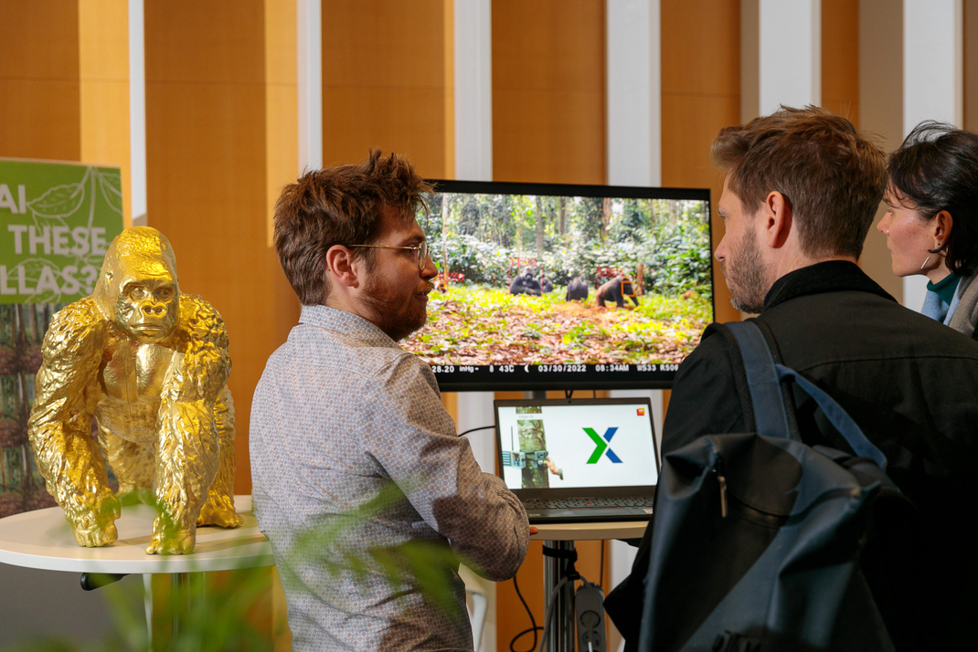 The exhibit is shown on a display. Next to it is a golden gorilla statue on a table.