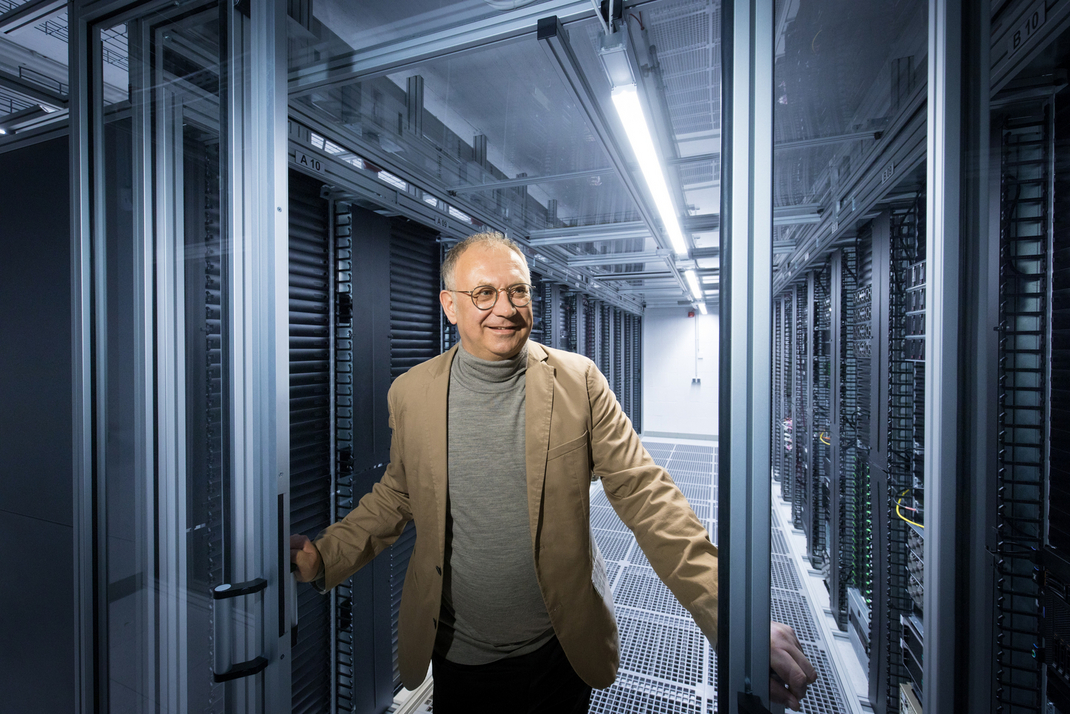 Prof. Dr. Andreas Polze in einem Serverraum