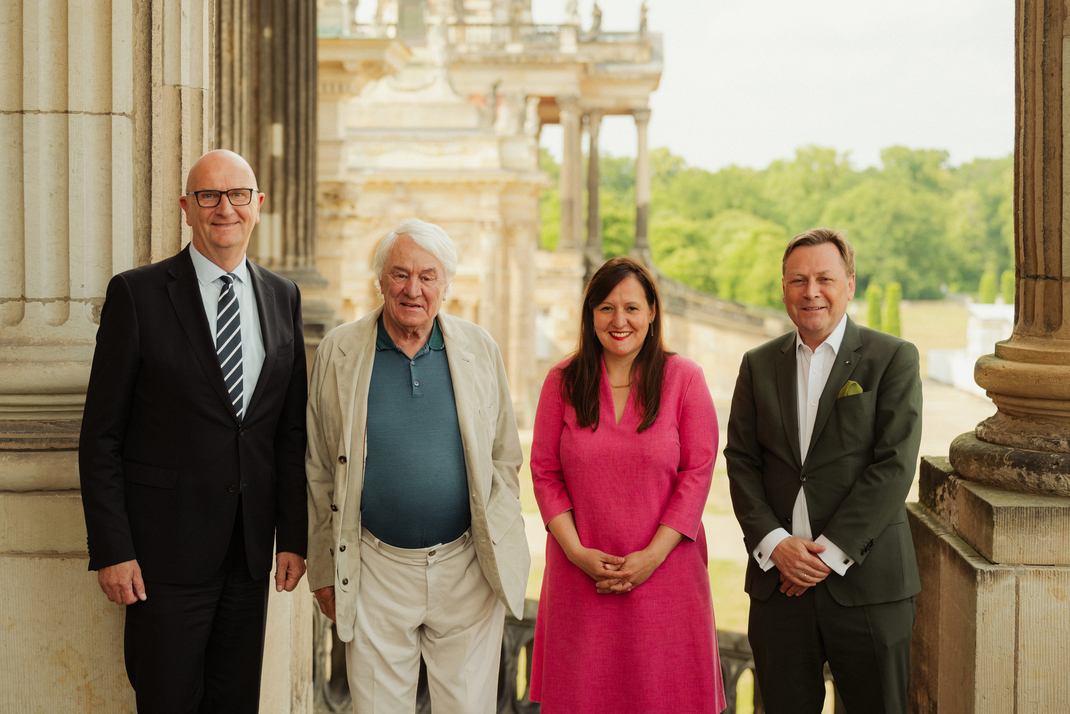 Dr. Dietmar Woidke, Ministerpräsident des Landes Brandenburg, Prof. Hasso Plattner, Gründer der Hasso Plattner Foundation, Dr. Manja Schüle, Ministerin für Wissenschaft, Forschung und Kultur des Landes Brandenburg und Prof. Oliver Günther, Präsident der Uni Potsdam (v.l.n.r.) auf dem UP-Campus Am Neuen Palais (Foto: Kevin Ryl)