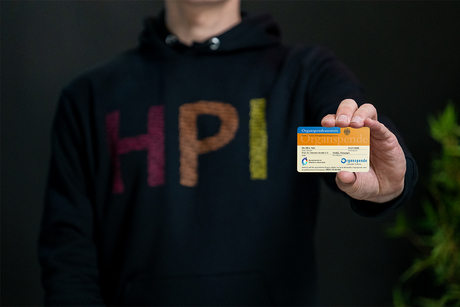 Eine Person mit einem HPI-Pullover hält einen Organspendeausweis in die Kamera.