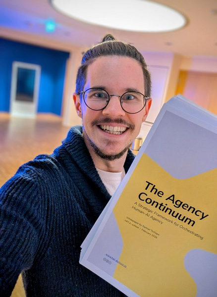 Samuel hält sein neues Whitepaper in die Kamera