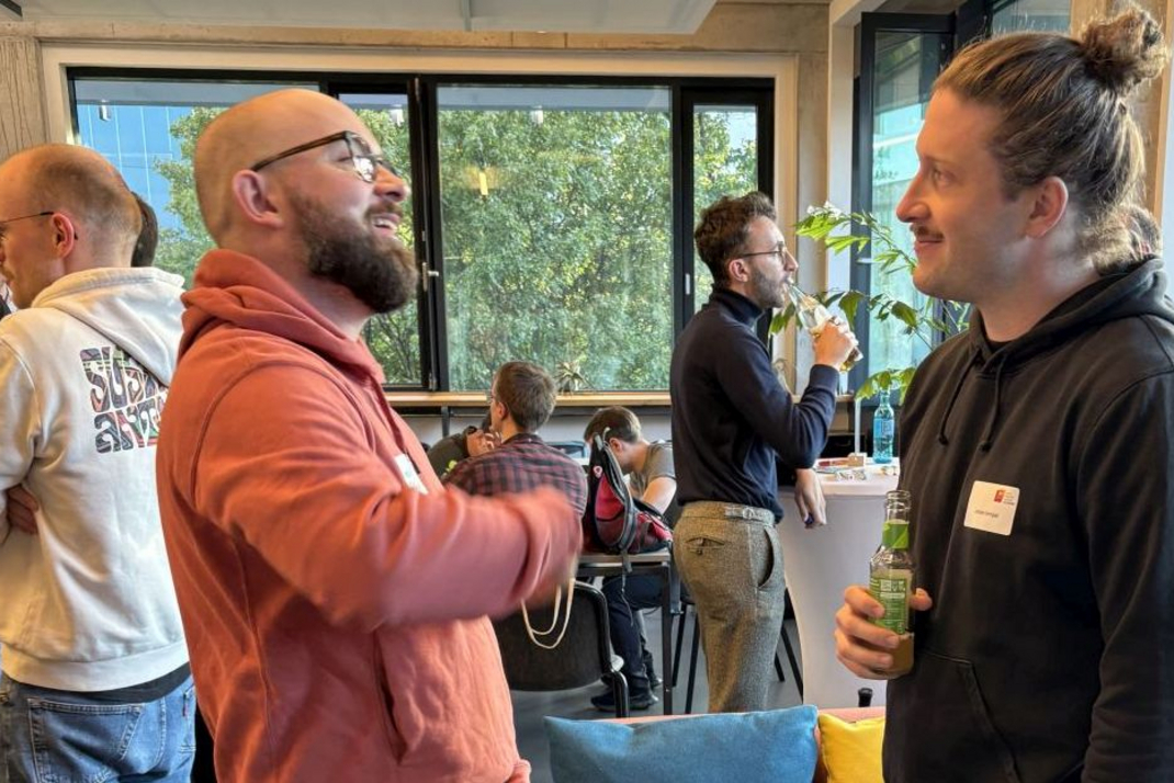 Teilnehmende unterhalten sich beim Gründungstreffen beim betahaus Berlin