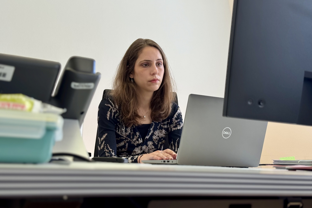HPI-Forscherin Daria Onitiu arbeitet an ihrem Schreibtisch